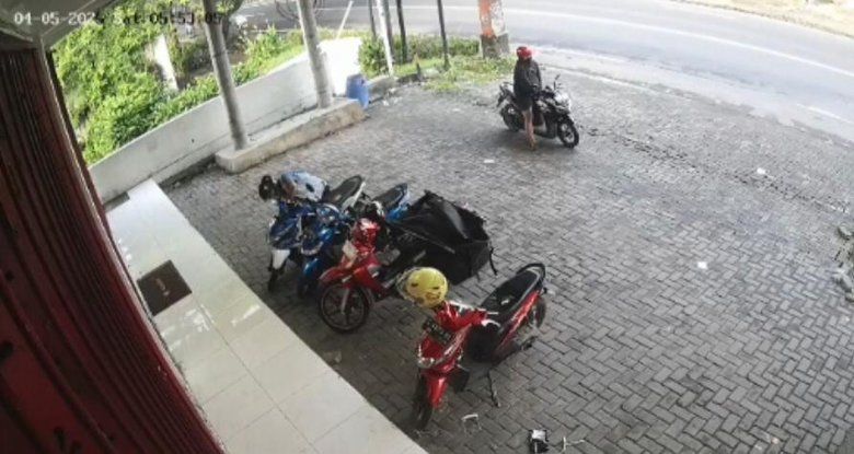 Aksi Pencurian Motor Milik Kurir di Mojokerto Terekam CCTV