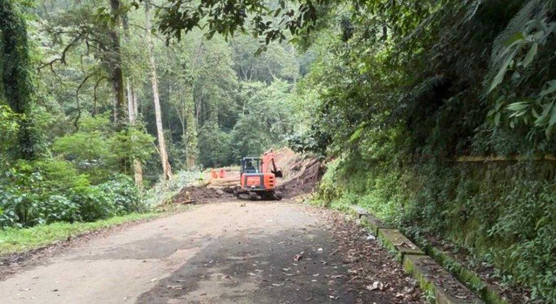 Material Longsor di Jalur Mojokerto-Batu yang Renggut 10 Korban Jiwa Dibersihkan