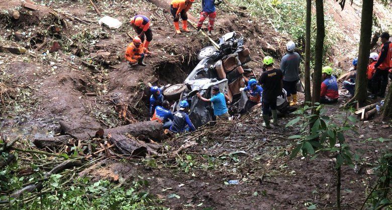 2 Mobil yang Tertimbun Longsor di Mojokerto Belum Berhasil Dievakuasi