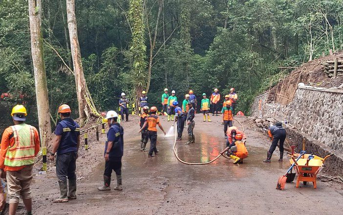Longsor Pacet Berlalu, Jalur Alternatif Mojokerto-Batu Masih Dibersihkan