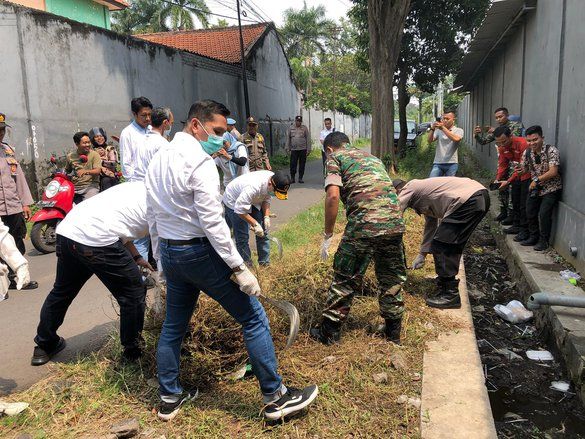 Hari Peduli Sampah, Gus Barra dan Forkopimda Mojokerto Aksi Bersih-Bersih