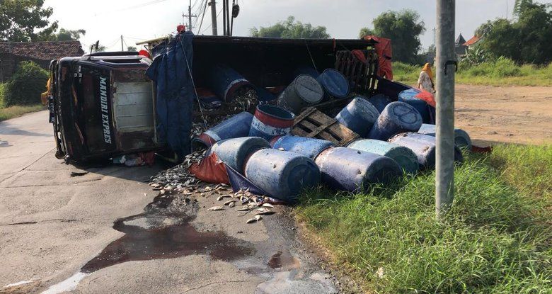 Tanah Ambles, Truk Bermuatan Ikan Terguling di Jalan Alternatif Ngoro-Pungging