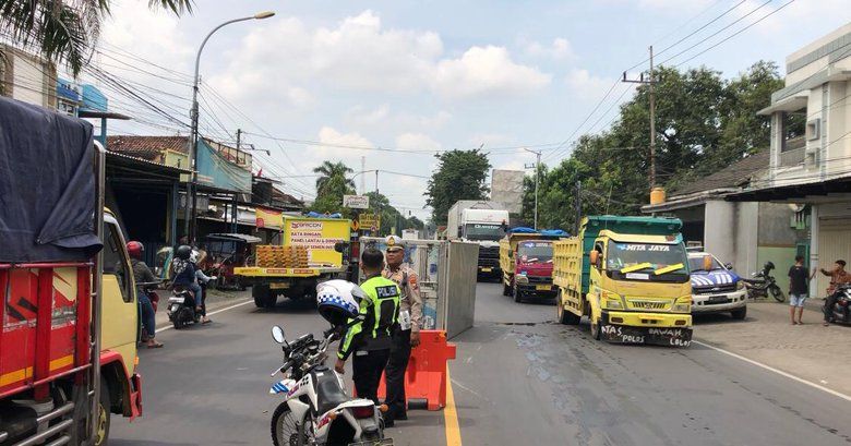 Lepas Kendali Usai Menyalip Kendaraan Lain, Truk Boks Terguling