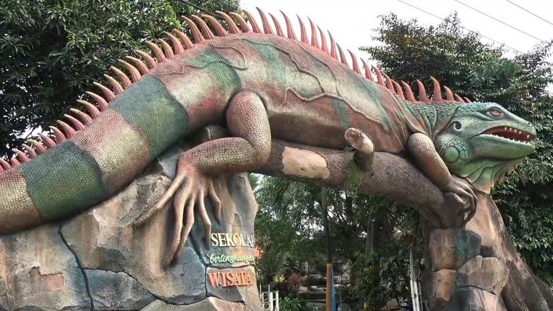 Patung Iguana di Pintu Gerbang SD Mojokerto Ini Pikat Warga untuk Berwisata