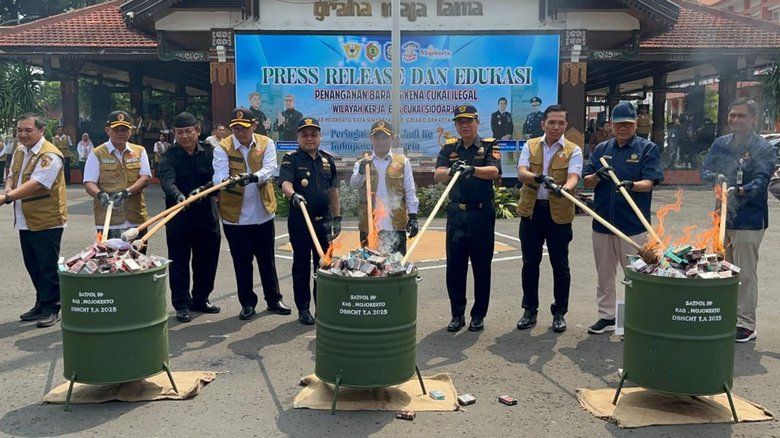 Bea Cukai Sidoarjo Musnahkan Jutaan Batang Rokok Ilegal di Mojokerto
