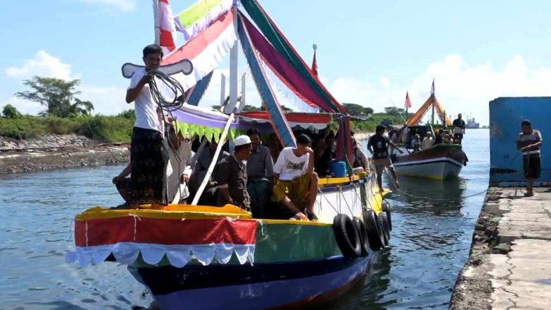 100 Warga Dampingi Calon Haji asal Pulau Gili Ketapang dalam Tradisi “Nganter Kajien“