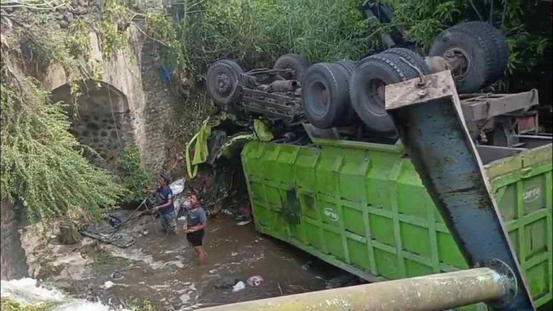 Truk Rem Blong Seruduk Motor dan Pikap, 4 Korban Tewas di Probolinggo
