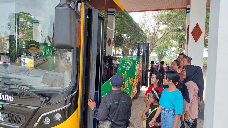 Gratis hingga 2 Juni, Warga Antre Naik Bus Trans Jatim Rute Mojokerto-Sidoarjo