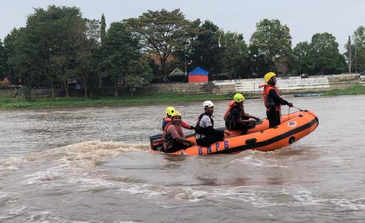 Relawan Mojokerto Latih Kemampuan Penyelamatan di Sungai Brantas