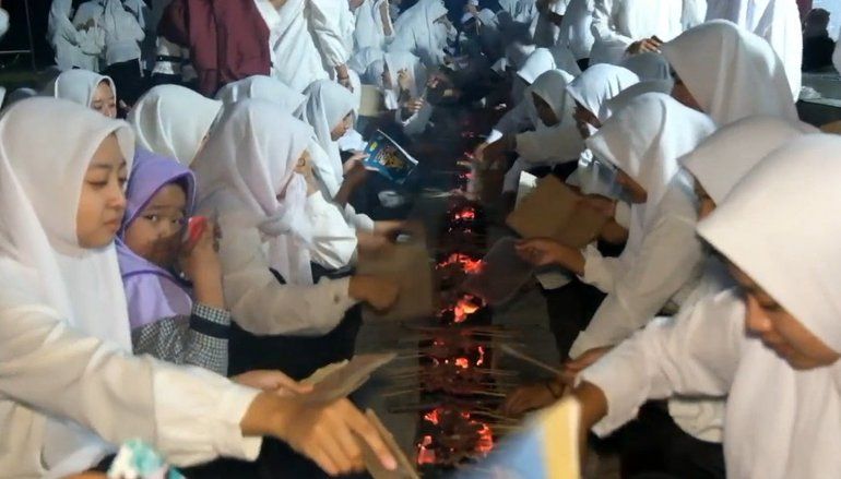 Bakar Sate Lanjeng, Tradisi Ponpes Bani Rancang Probolinggo yang Sarat Makna