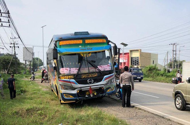 Menyeberang di By Pass Mojokerto, Pengendara Motor Ditabrak Bus Sugeng Rahayu