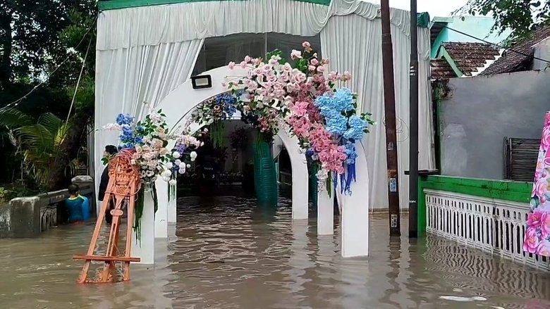 Rumah Pengantin di Mojokerto Terendam Banjir, Akad Nikah Dipindah ke Masjid