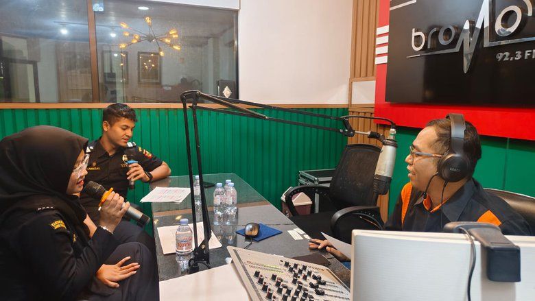 Bea Cukai Probolinggo Gaungkan Antirokok Ilegal lewat Podcast di Bromo FM