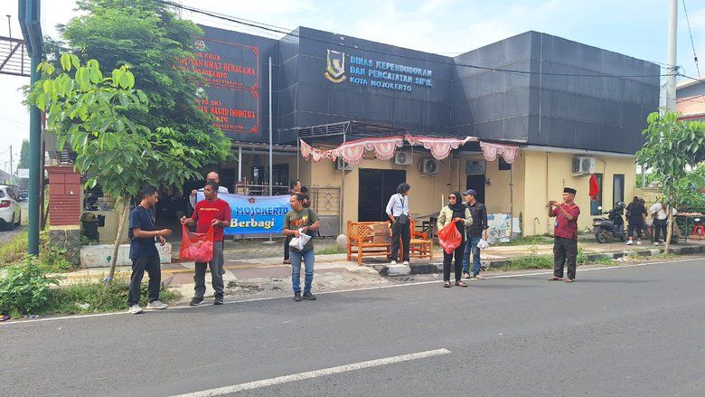 PWI Mojokerto Raya Bagikan 100 Nasi Bungkus di Jumat Berkah