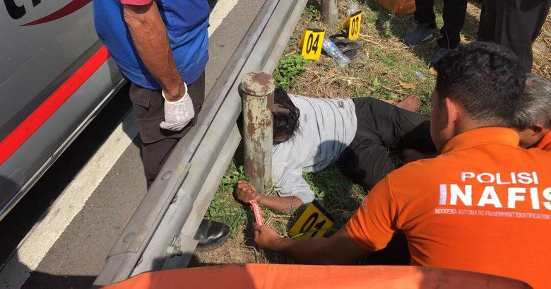 Heboh Pria Meninggal di Pinggir Jalan Raya Lengkong Mojokerto