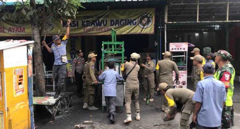 Ganggu Akses Jalan, PKL di Lingkungan Perumahan CSE Mojokerto Ditertibkan