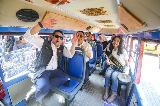 Mas Pj Uji Coba Naiki <em>Shuttle Car</em> Jelajahi Kota Mojokerto