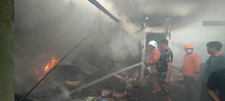 Ruko di Pasar Dlanggu Terbakar, Api Diduga Akibat Pembakaran Sampah