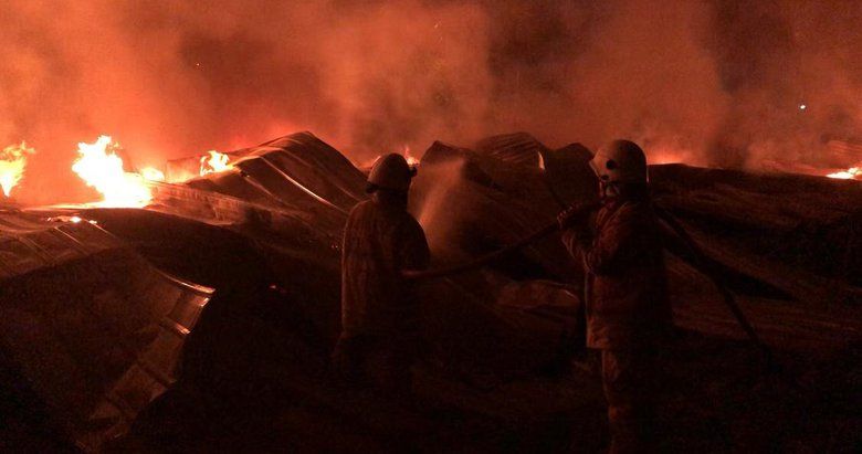Gudang Rongsok di Mojokerto Terbakar, Sebuah Truk dan Lima Kambing Ikut Terpanggang