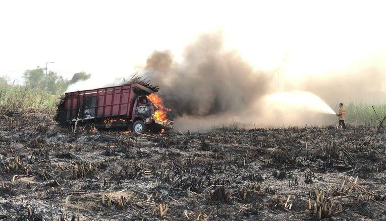 Gegara Rokok, Truk Terbakar di Tengah Kebun Tebu