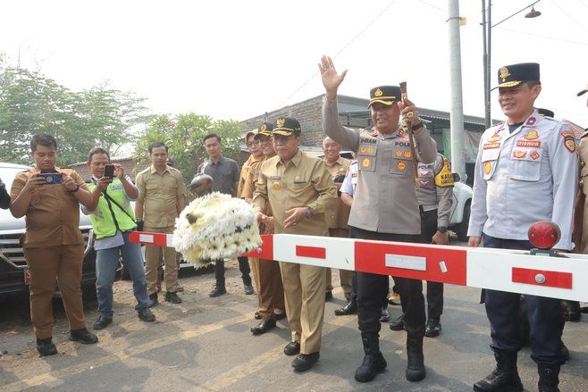 Kapolres Mojokerto Resmikan Palang Pintu Kereta Api di Damarsih Mojoanyar