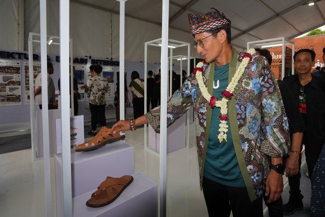 Showcase Ekonomi Kreatif, Sandiaga Pamer Sepatu Produk UMKM Mojokerto