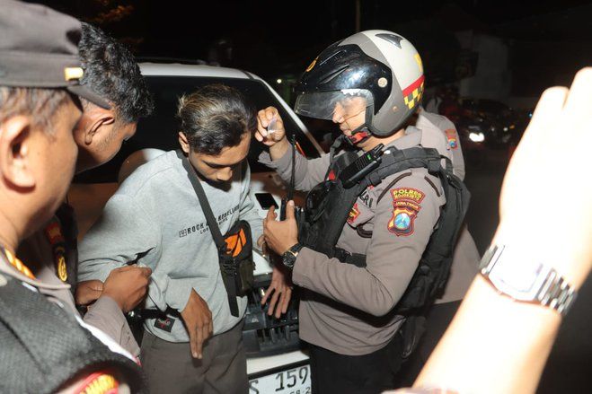 Bawa Sabu, Tiga Pemuda Diringkus Tim Raimas Polres Mojokerto di Trowulan