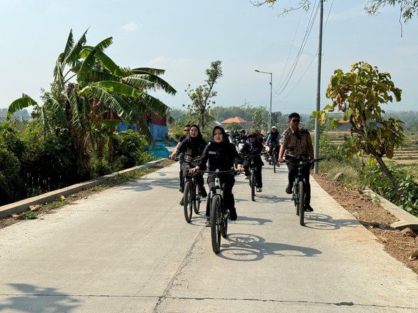 Naik Sepeda, Ikfina-Gus Dullah Janji Tuntaskan Bangun Jalan Desa dan JUT di Mojokerto