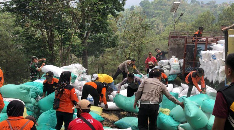 &quot;Benteng Penyelamat&quot; di Jalur Cangar-Pacet Terbakar, Polres Mojokerto Bantu 650 Karung Sekam