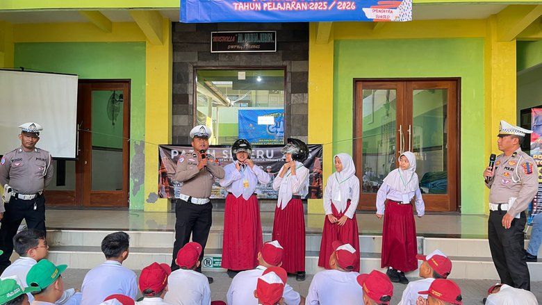 Satlantas Polres Mojokerto Edukasi Keselamatan Berlalu Lintas di SMPN 1 Trawas