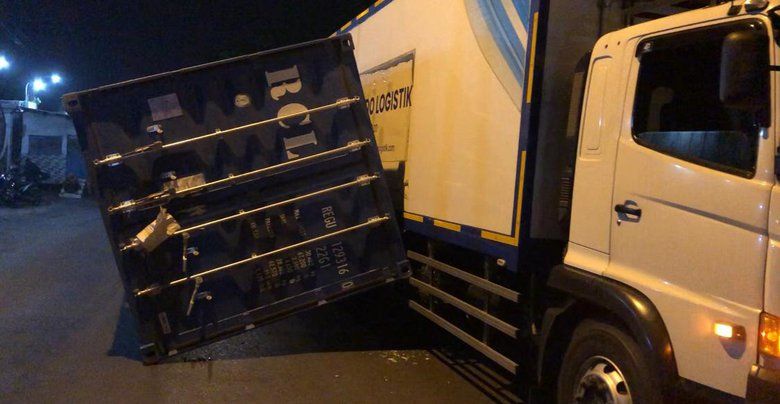 Boks Truk Kontainer Terlepas di Jalan Raya Pungging, Sempat Timpa Kendaraan Lain