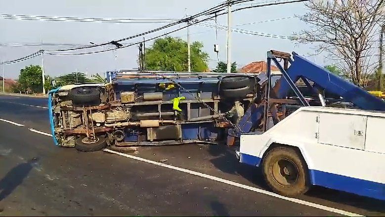 Diduga Mengantuk, Kijang Innova Tabrak Truk Ayam hingga Terguling