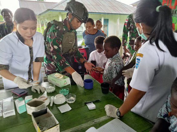 Satgas Yonif 503/Mayangkara Layani Pengobatan Gratis Kaki Gajah di Papua