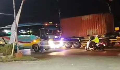 Polisi Tegur Bus Sugeng Rahayu yang Ugal-ugalan di Jalur Surabaya-Mojokerto