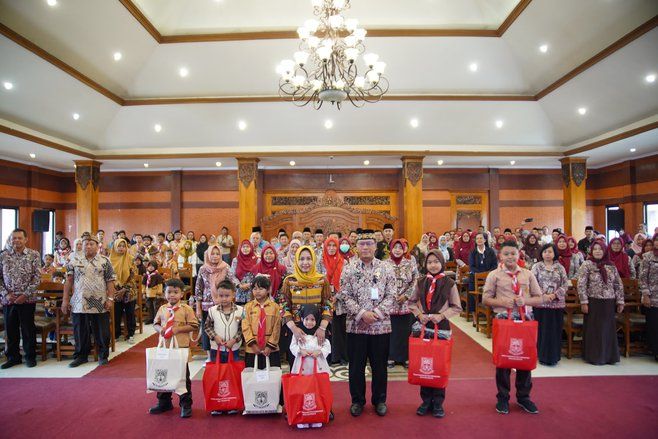 Ribuan Siswa TK hingga SMP di Kota Mojokerto Terima Perlengkapan Sekolah Gratis dari Pemkot