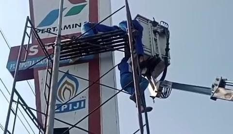 Tersetrum saat Perbaiki Reklame, Pekerja di Ngoro Dievakuasi Pakai Mobil Tangga PJU
