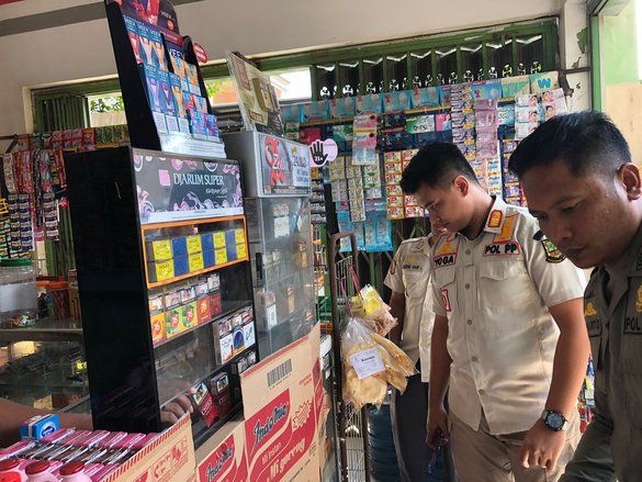 Sidak Rokok Ilegal, Petugas Gabungan Sisir 15 Titik Toko di Kota Mojokerto
