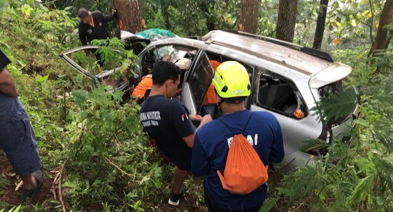 Rem Blong, Avanza Terjun ke Jurang Sedalam 50 Meter di Mojokerto