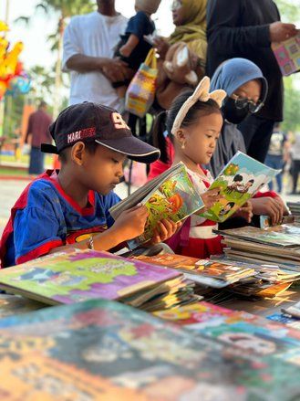Hari Anak Nasional, HIPMI Kota Mojokerto Berbagi Buku Gratis