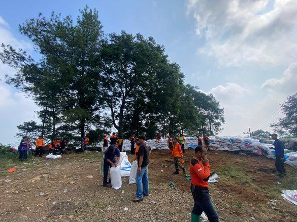 Relawan bersama Bina Marga dan TNI-Polri Perbaiki Rest Area dan Benteng Sekam Tikungan Gote’an Pacet