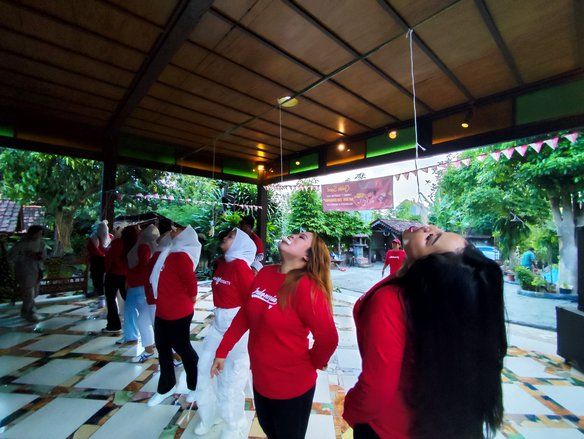 Emak-Emak Sosialita Mojokerto Gelar Lomba Agustusan, Buktikan Diri Pemenang Kehidupan