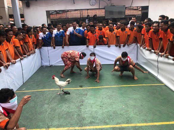 Serunya Lomba Tangkap Ayam Napi Lapas Mojokerto Peringati HUT RI ke-80