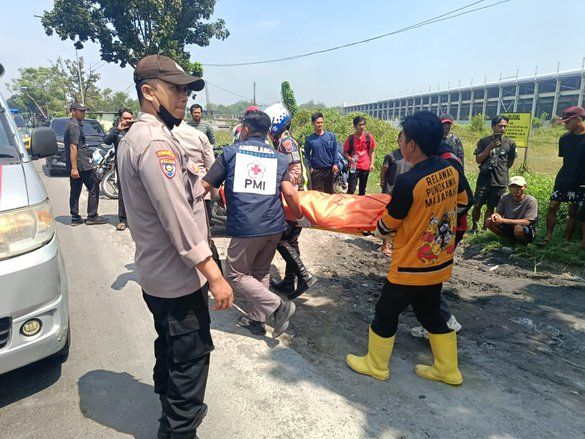 Tabrak Truk Parkir, Ibu Rumah Tangga Meregang Nyawa di Bypass Mojokerto
