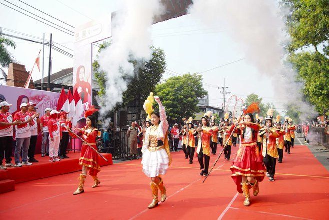Pemkot Mojokerto Gelar Gerak Jalan HUT Kemerdekaan RI ke-80, Ribuan Peserta Pakai Kostum Unik