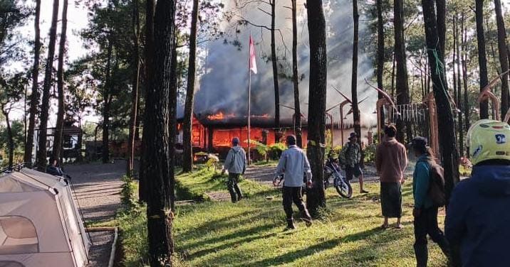 Kafe di Kawasan Hutan Pinus Pacet Mojokerto Ludes Terbakar