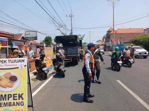 Satpol PP Razia PKL di Kota Mojokerto, Stan Kontainer di Trotoar jadi Sorotan