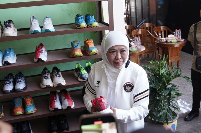 Khofifah Ajak Produsen Sepatu Awake Mojokerto Ikut Misi Dagang ke Kalsel