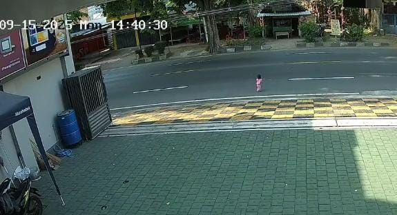 Balita di Mojokerto Nyaris Tertabrak Truk Saat Menyeberang Jalan