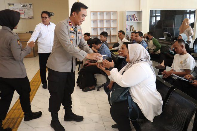 &nbsp;Polres Mojokerto Kota Bagikan Bubur Kacang Hijau ke Pemohon SKCK di MPP