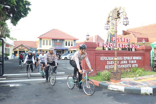 Kampanyekan Bersepeda, Satlantas Polres Mojokerto Kota dan Minitrek Minion Gowes Bareng 